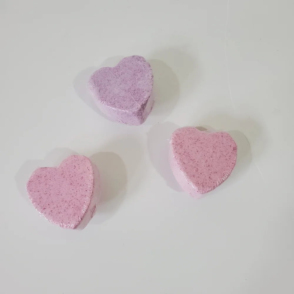 Bath set- bath towel, two washcloths and three heart shaped bath bombs NWT - Picture 7 of 8